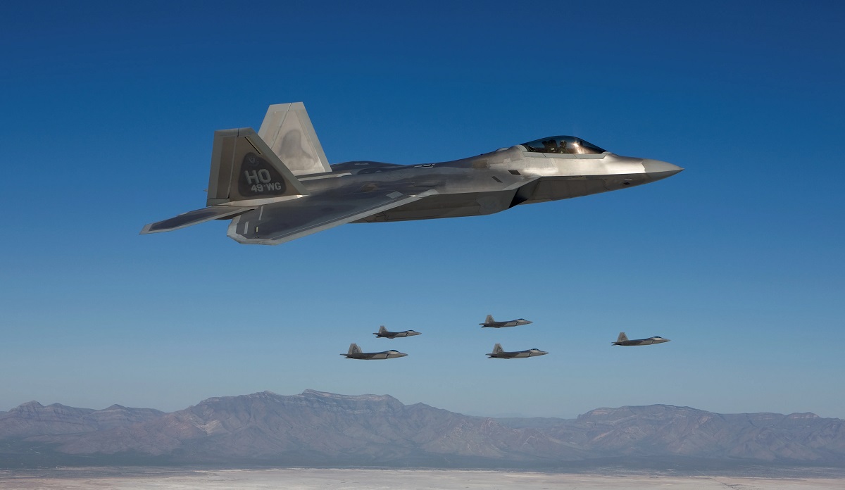 F-22 y F-16 estadounidenses interceptan cerca de Alaska un grupo de aviones rusos, incluidos bombarderos nucleares Tu-95 y cazas Su-35. F-22 y F-16 estadounidenses interceptan cerca de Alaska un grupo de aviones rusos, incluidos bombarderos nucleares Tu-95 y cazas Su-35.