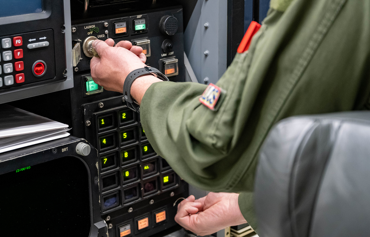 Las Fuerzas Aéreas de EE.UU. muestran fotos del avión del juicio final E-6B Mercury durante el lanzamiento del ICBM Minuteman III. Las Fuerzas Aéreas de EE.UU. muestran fotos del avión del juicio final E-6B Mercury durante el lanzamiento del ICBM Minuteman III.