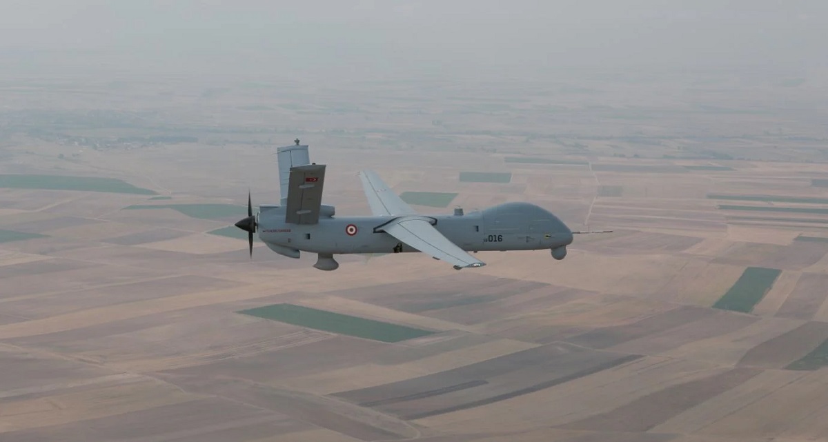 Indonesia encargará 12 drones de reconocimiento TAI Anka por valor de 300 millones de dólares. El dron puede alcanzar velocidades de más de 200 km/h y tiene un alcance de casi 5.000 km. Indonesia encargará 12 drones de reconocimiento TAI Anka por valor de 300 millones de dólares. El dron puede alcanzar velocidades de más de 200 km/h y tiene un alcance de casi 5.000 km.