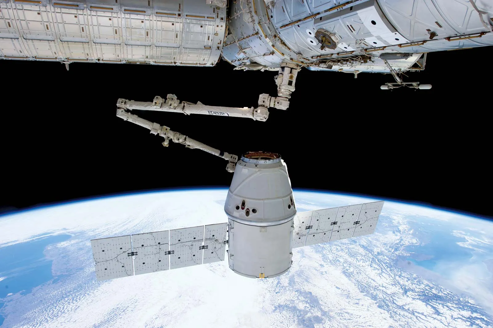 SpaceX lanzó el cohete Falcon-9 con la nave espacial Dragon, que entregó semillas de tomate a la Estación Espacial Internacional SpaceX lanzó el cohete Falcon-9 con la nave espacial Dragon, que entregó semillas de tomate a la Estación Espacial Internacional
