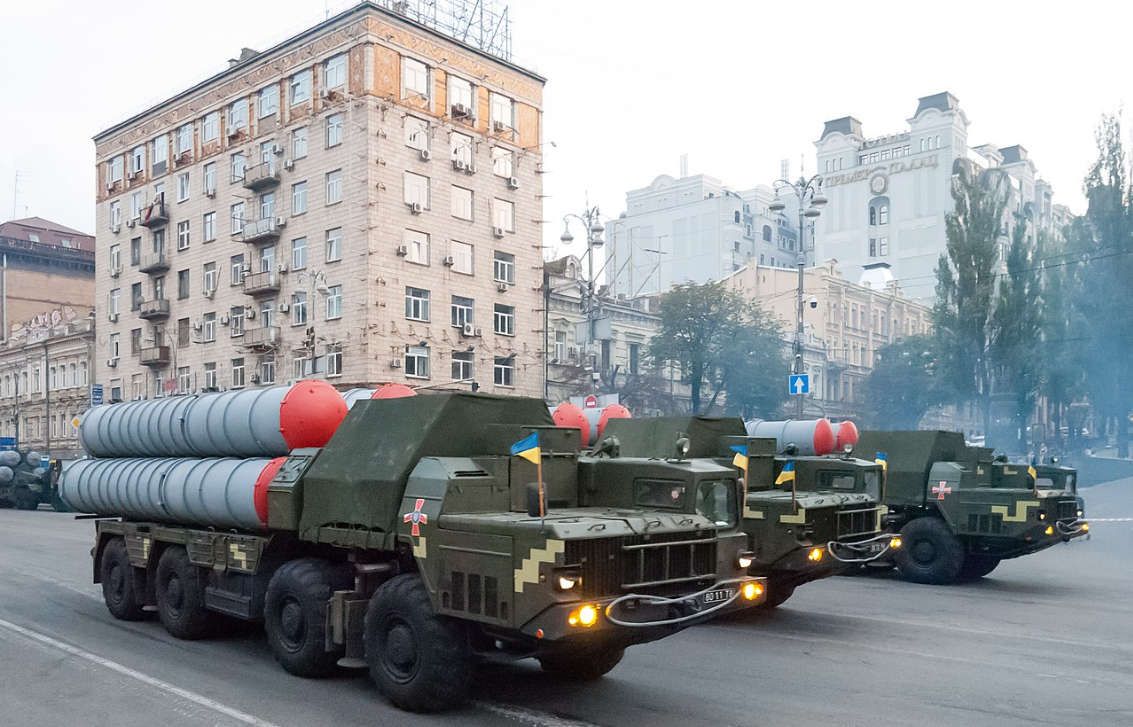 Las fuerzas antiaéreas ucranianas muestran el lanzamiento de dos misiles desde SAMs S-300 Las fuerzas antiaéreas ucranianas muestran el lanzamiento de dos misiles desde SAMs S-300