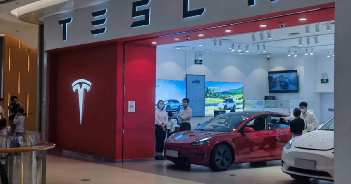 Tesla en ascenso: cómo el mercado chino se está convirtiendo en un terreno de juego para los coches eléctricos Tesla refuerza su posición en el mercado chino: un nuevo showroom de coches ha abierto sus puertas