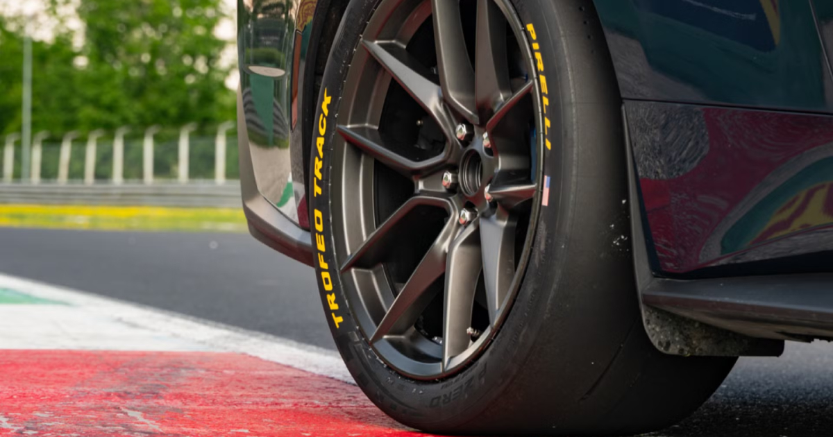 Prueba del Pirelli P Zero Trofeo Track en el nuevo Ford Mustang Dark Horse