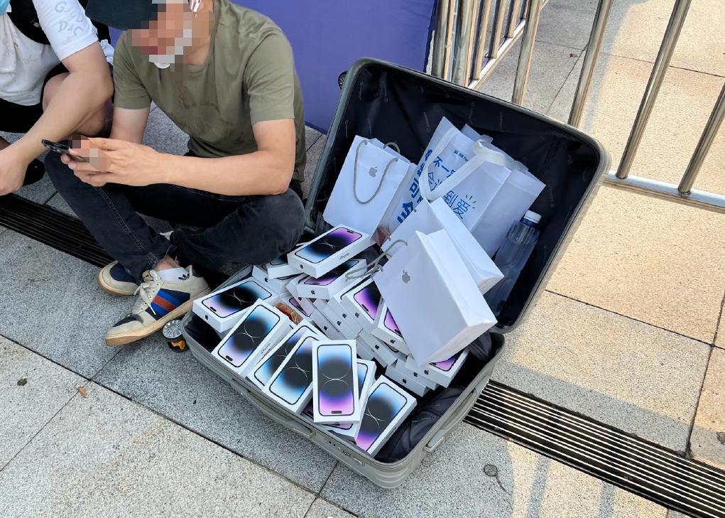 Los revendedores chinos venden maletas llenas de iPhone 14 Pro Max en plena calle con un sobreprecio de hasta 600 dólares Los revendedores chinos venden maletas llenas de iPhone 14 Pro Max en plena calle con un sobreprecio de hasta 600 dólares