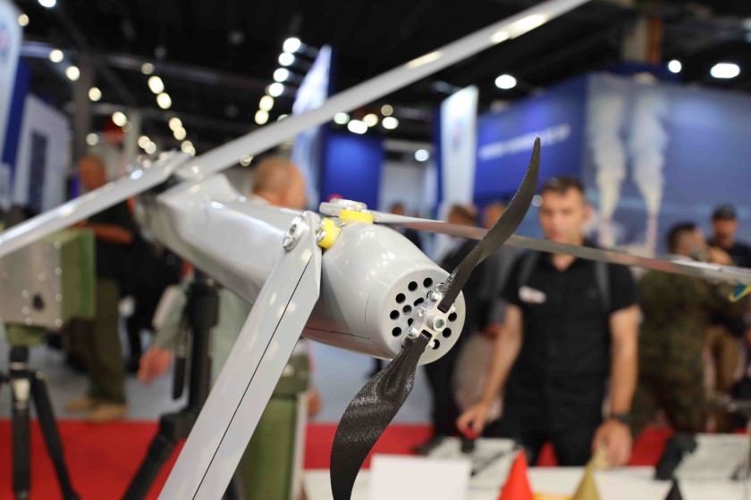 El dron kamikaze Giez, que puede equiparse con proyectiles termobáricos y dispone de paracaídas, se presenta en la feria de armamento MSPO-2023 El dron kamikaze Giez, que puede equiparse con proyectiles termobáricos y dispone de paracaídas, se presenta en la feria de armamento MSPO-2023