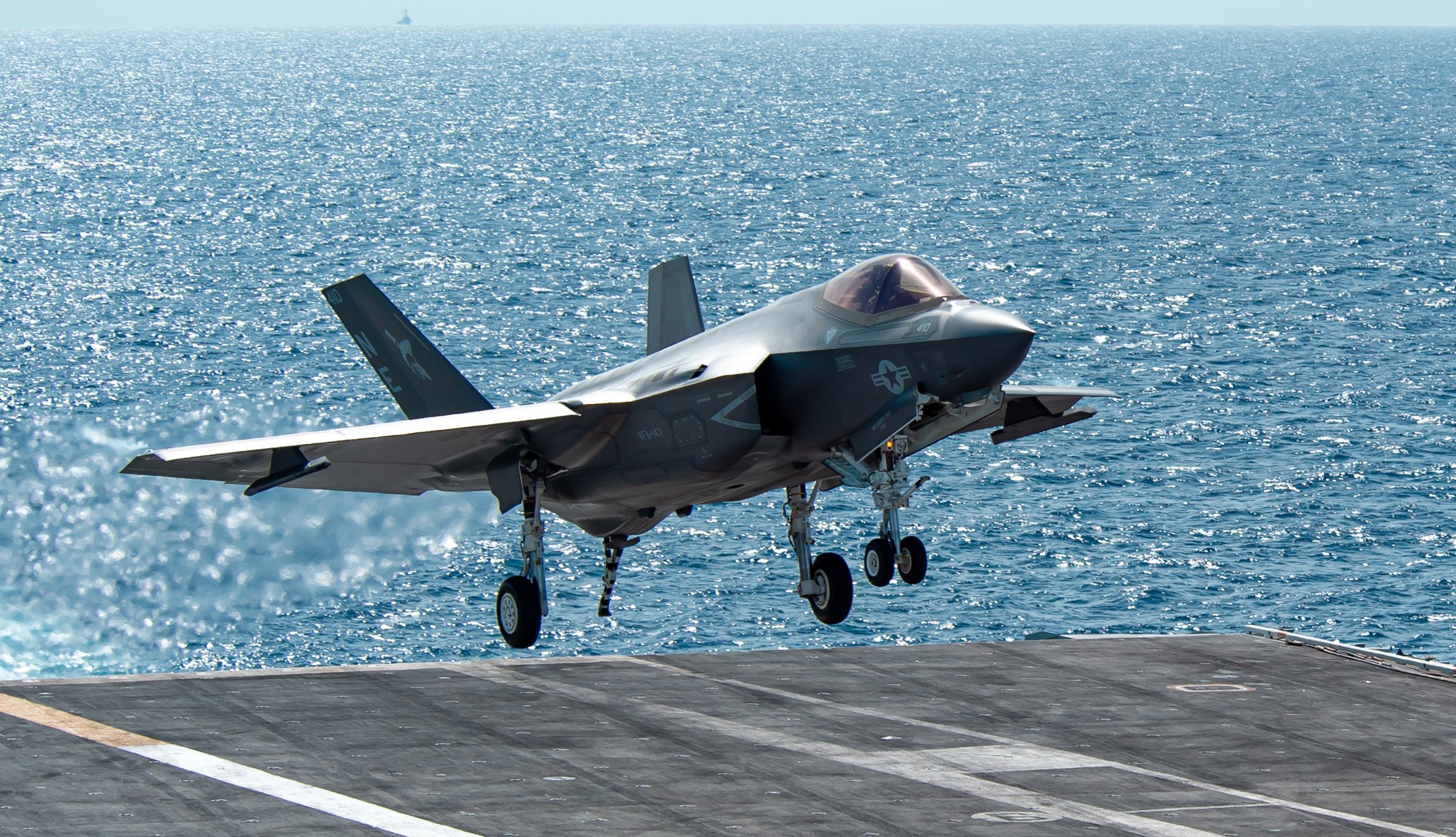 Un caza F-35C se estrelló en la cubierta del portaaviones USS Carl Vinson y se precipitó al Mar de China Meridional debido a un error del piloto Un caza F-35C se estrelló en la cubierta del portaaviones USS Carl Vinson y se precipitó al Mar de China Meridional debido a un error del piloto