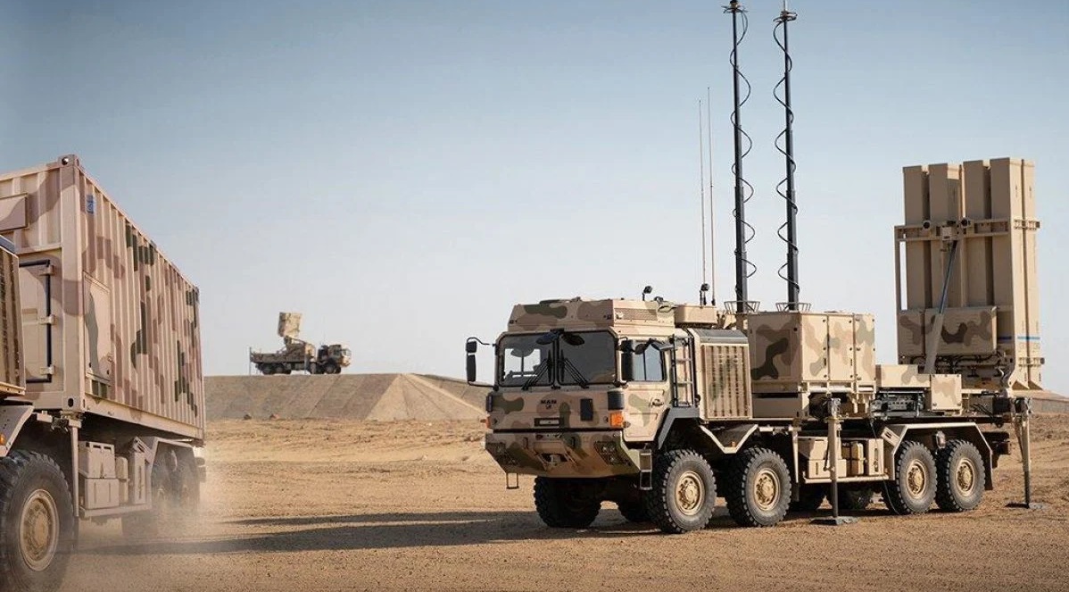 Ante el éxito de la utilización del SLM IRIS-T en Ucrania, Estonia y Letonia compran conjuntamente sistemas alemanes de defensa antiaérea. Ante el éxito de la utilización del SLM IRIS-T en Ucrania, Estonia y Letonia compran conjuntamente sistemas alemanes de defensa antiaérea.