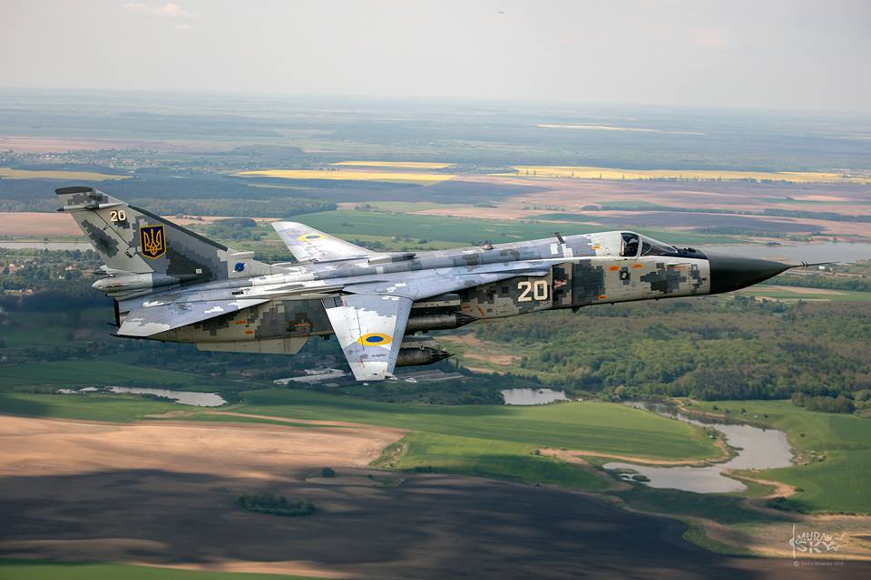 Las Fuerzas Armadas ucranianas exhiben el avión Su-24M con los raros misiles guiados X25-ML, guiados por láser, con 10 km de alcance de lanzamiento y 3130 km/h Las Fuerzas Armadas ucranianas exhiben el avión Su-24M con los raros misiles guiados X25-ML, guiados por láser, con 10 km de alcance de lanzamiento y 3130 km/h