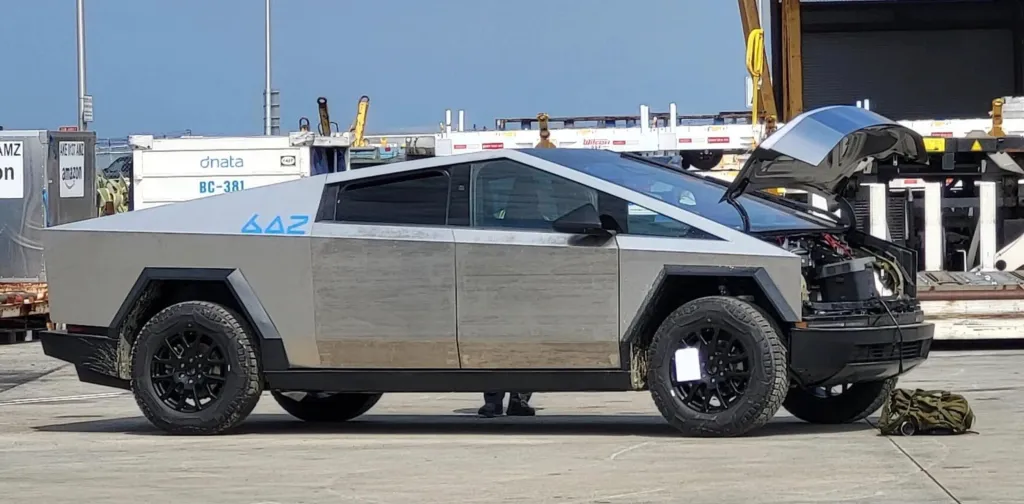 Una preproducción de la camioneta eléctrica Tesla Cybertruck del Museo del Automóvil de Los Ángeles vendida por 400.000 dólares. Una preproducción de la camioneta eléctrica Tesla Cybertruck del Museo del Automóvil de Los Ángeles vendida por 400.000 dólares.
