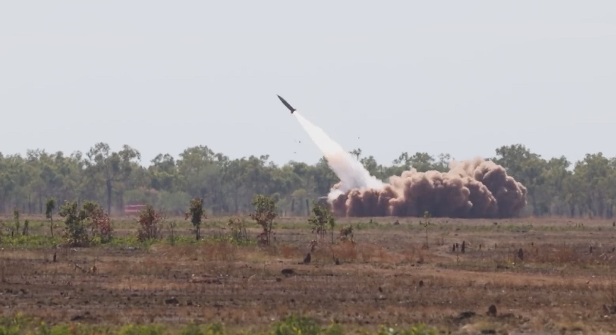 Australia ha mostrado un vídeo muy poco común del lanzamiento de un misil balístico táctico MGM-140 ATACMS con un alcance máximo de lanzamiento de 300 kilómetros y una velocidad de 3.700 km/h Australia ha mostrado un vídeo muy poco común del lanzamiento de un misil balístico táctico MGM-140 ATACMS con un alcance máximo de lanzamiento de 300 kilómetros y una velocidad de 3.700 km/h