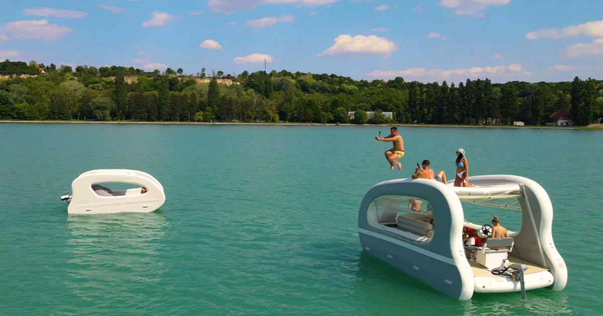 El Portless Catamaran es un catamarán de dos pisos con una autonomía de 30 km, que cabe en el maletero de un coche y cuesta desde 11.920 euros El Portless Catamaran es un catamarán de dos pisos con una autonomía de 30 km, que cabe en el maletero de un coche y cuesta desde 11.920 euros