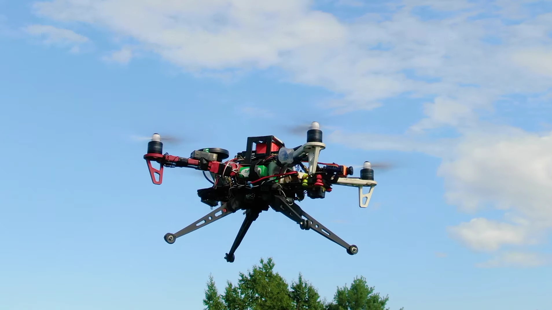 Los canadienses enseñan al cuadricóptero DJI F450 a aterrizar en tejados inclinados Los canadienses enseñan al cuadricóptero DJI F450 a aterrizar en tejados inclinados