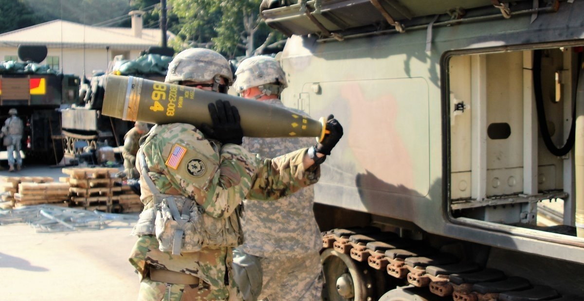 Las Fuerzas de Defensa ucranianas muestran por primera vez proyectiles de artillería de racimo estadounidenses M864 Las Fuerzas de Defensa ucranianas muestran por primera vez proyectiles de artillería de racimo estadounidenses M864
