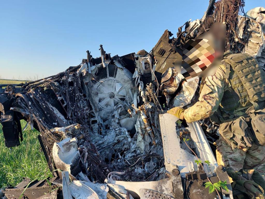 Los infantes de marina de las Fuerzas Armadas de Ucrania mostraron los restos del helicóptero ruso Mi-28N derribado Los infantes de marina de las Fuerzas Armadas de Ucrania mostraron los restos del helicóptero ruso Mi-28N derribado