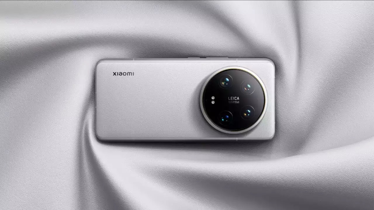 La parte trasera del Xiaomi 15 Ultra se deja ver online: nuevo diseño y cámaras con sensores Sony y Samsung