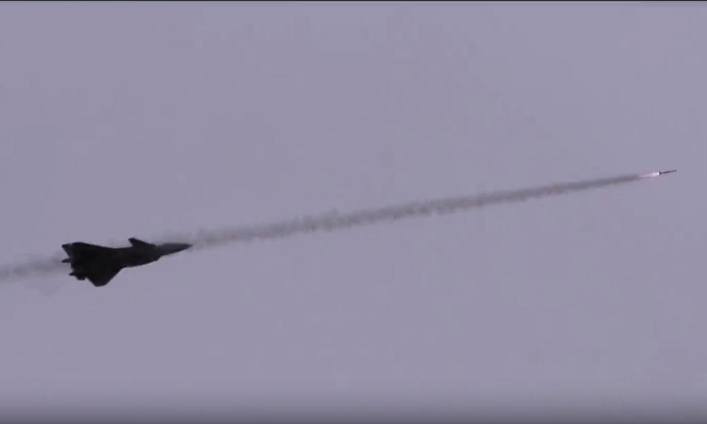 China mostró por primera vez cómo un caza de quinta generación J-20 Mighty Dragon lanzaba un misil para practicar la destrucción de aviones enemigos