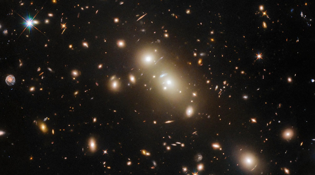 El Hubble ha fotografiado un enorme cúmulo de galaxias a 2.600 millones de años luz de la Tierra que podría ayudar en el estudio de la materia oscura El Hubble ha fotografiado un enorme cúmulo de galaxias a 2.600 millones de años luz de la Tierra que podría ayudar en el estudio de la materia oscura