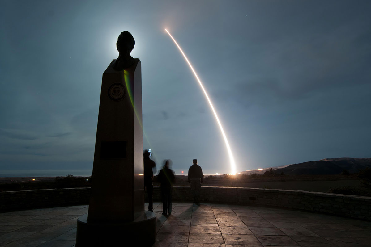Estados Unidos lanzará un misil balístico intercontinental Minuteman III la próxima semana después de que las fuerzas rusas se entrenaran con misiles SS-N-23 Skiff y SS-27 Mod 2. Estados Unidos lanzará un misil balístico intercontinental Minuteman III la próxima semana después de que las fuerzas rusas se entrenaran con misiles SS-N-23 Skiff y SS-27 Mod 2.