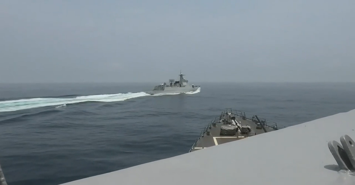 El buque de guerra chino LUYANG III DDG 132 casi colisiona con el destructor estadounidense USS Chung-Hoon (DDG 93) El buque de guerra chino LUYANG III DDG 132 casi colisiona con el destructor estadounidense USS Chung-Hoon (DDG 93)