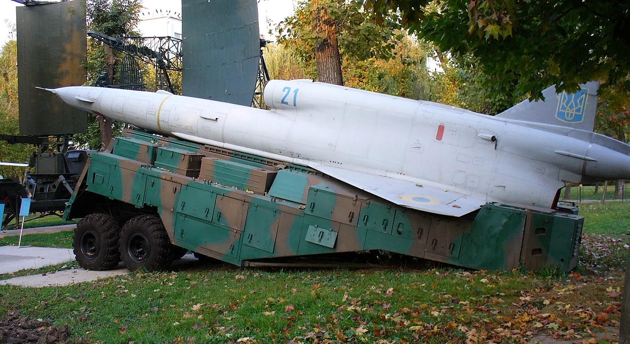 Aviones estratégicos rusos capaces de transportar armas nucleares fueron atacados por drones soviéticos Tu-141 modificados: pueden alcanzar velocidades de 1.110 km/h y volar 1.000 km. Aviones estratégicos rusos capaces de transportar armas nucleares fueron atacados por drones soviéticos Tu-141 modificados: pueden alcanzar velocidades de 1.110 km/h y volar 1.000 km.