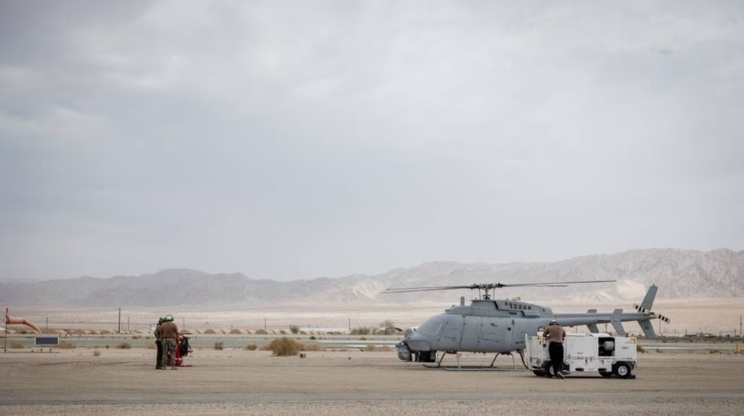 El Cuerpo de Marines de EE.UU. realizó el primer repostaje de drones con un helicóptero tripulado: un CH-53E Super Stallion repostó el combustible de un MQ-8C Fire Scout. El Cuerpo de Marines de EE.UU. realizó el primer repostaje de drones con un helicóptero tripulado: un CH-53E Super Stallion repostó el combustible de un MQ-8C Fire Scout.