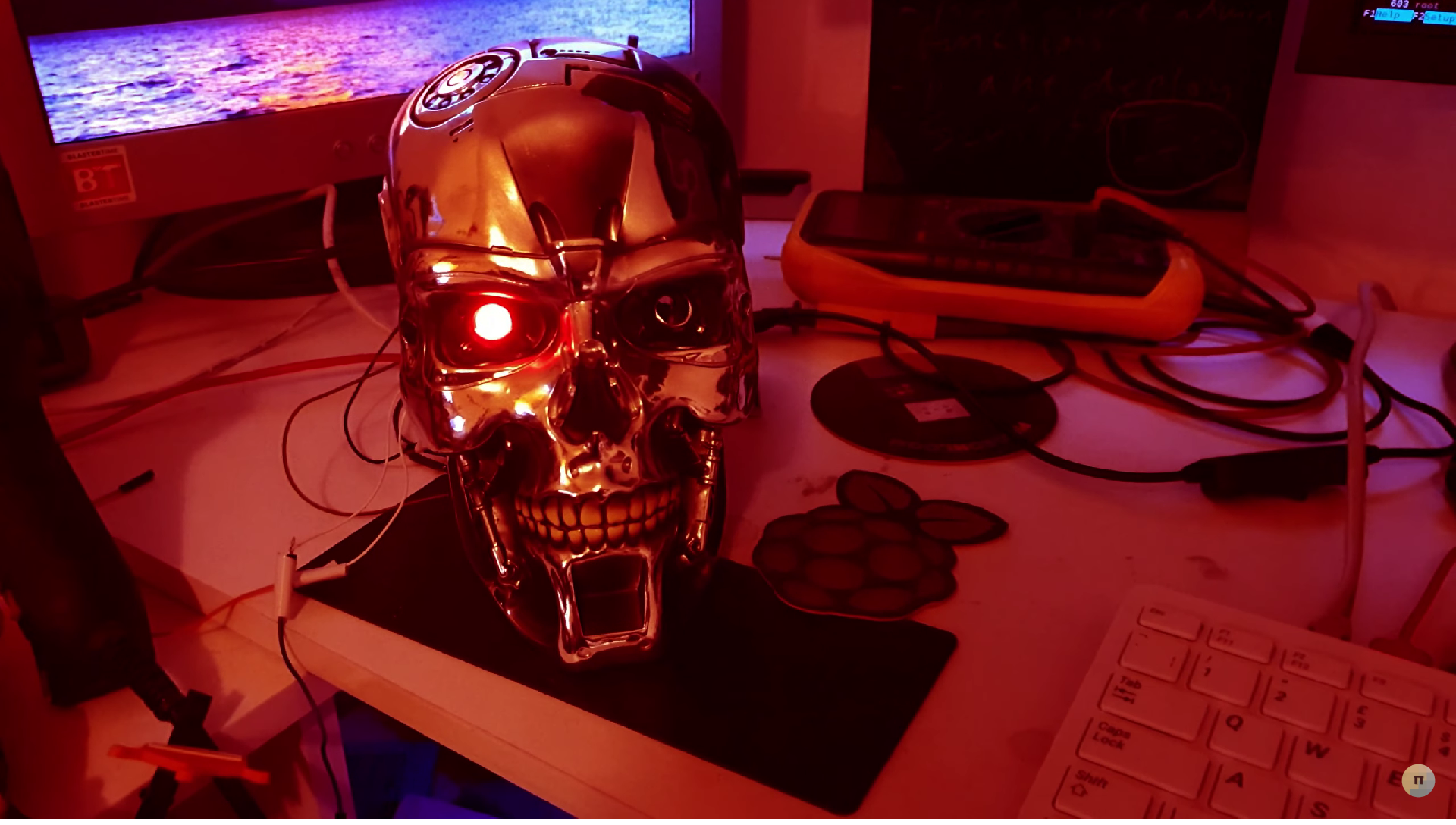 Un entusiasta ha desarrollado una cabeza de Terminator T-800 parlante con reconocimiento de objetos Un entusiasta ha desarrollado una cabeza de Terminator T-800 parlante con reconocimiento de objetos
