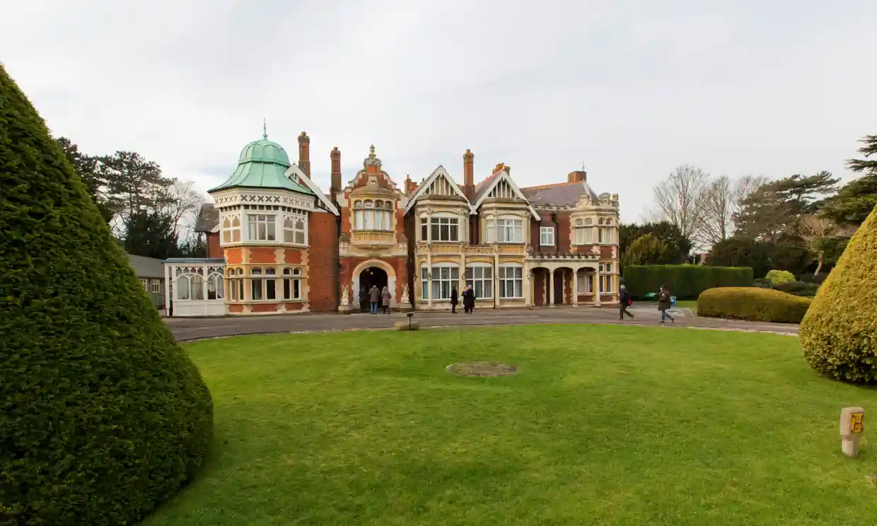 El Reino Unido celebrará una cumbre mundial sobre los riesgos de la inteligencia artificial en Bletchley Park, donde se descifró la Enigma alemana en la II Guerra Mundial