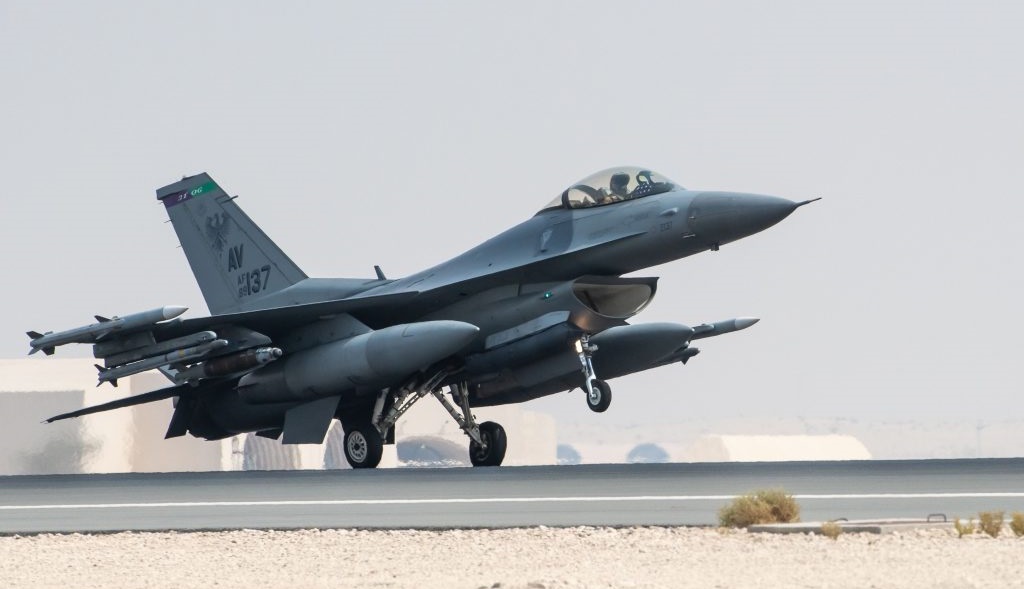 EE.UU. ha enviado un caza F-16 Fighting Falcon al Golfo Pérsico para disuadir a Irán, que destruyó tres J-21 Jastreb en un combate EE.UU. ha enviado un caza F-16 Fighting Falcon al Golfo Pérsico para disuadir a Irán, que destruyó tres J-21 Jastreb en un combate