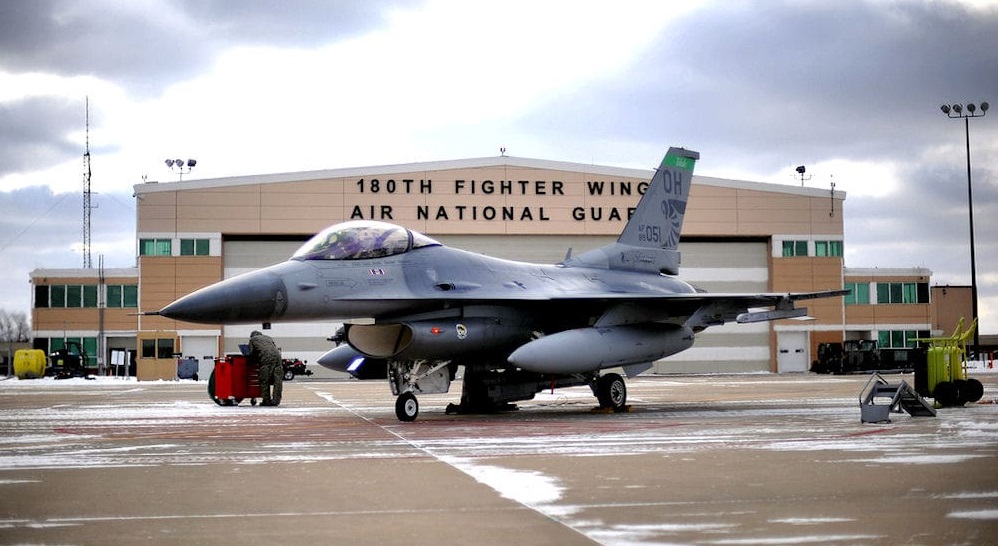 En Estados Unidos, un caza F-16 Fighting Falcon abandonó dos depósitos de combustible en tierra debido a una emergencia durante una misión de entrenamiento. En Estados Unidos, un caza F-16 Fighting Falcon abandonó dos depósitos de combustible en tierra debido a una emergencia durante una misión de entrenamiento.