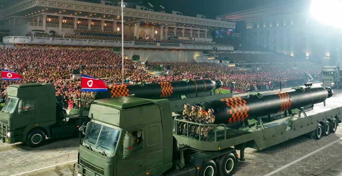 Corea del Norte ha hecho por primera vez una demostración de drones submarinos capaces de transportar una cabeza nuclear y crear un tsunami radiactivo. Corea del Norte ha hecho por primera vez una demostración de drones submarinos capaces de transportar una cabeza nuclear y crear un tsunami radiactivo.