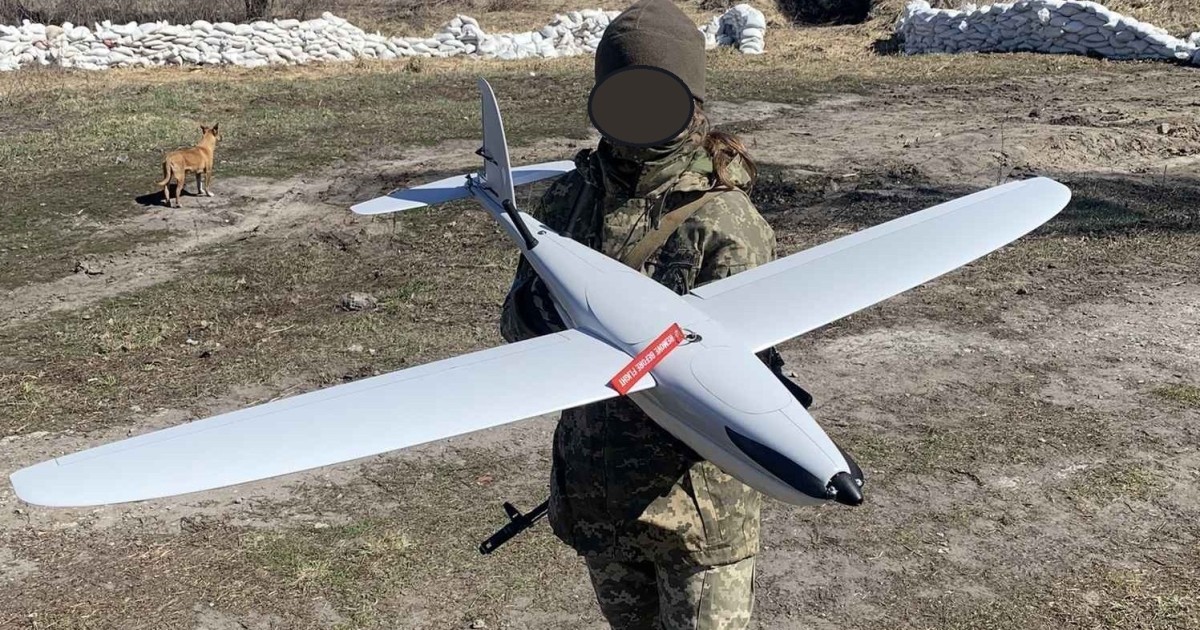 Junto con interceptores para sistemas de misiles tierra-aire Patriot, Alemania transfirió a Ucrania 40 drones de reconocimiento RQ-35 Heidrun y 10 sistemas de detección de vehículos aéreos no tripulados. Junto con interceptores para sistemas de misiles tierra-aire Patriot, Alemania transfirió a Ucrania 40 drones de reconocimiento RQ-35 Heidrun y 10 sistemas de detección de vehículos aéreos no tripulados.