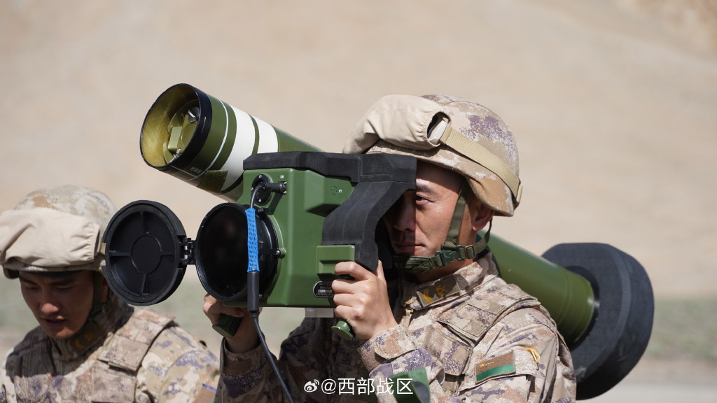Los chinos han revelado el sistema de misiles antitanque Red Arrow-12 de 18.000 dólares, considerado un análogo del FGM-148 Javelin Los chinos han revelado el sistema de misiles antitanque Red Arrow-12 de 18.000 dólares, considerado un análogo del FGM-148 Javelin