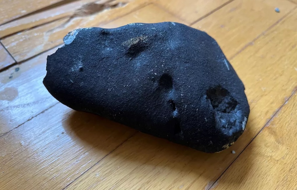 Un extraño meteorito de 4.600 millones de años, que existe desde el inicio del sistema solar, impacta contra una casa en EE.UU. Un extraño meteorito de 4.600 millones de años, que existe desde el inicio del sistema solar, impacta contra una casa en EE.UU.