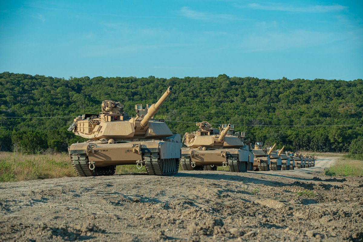 El ejército estadounidense ha creado el primer grupo de combate totalmente modernizado con carros de combate Abrams SepV3, obuses M109A7 Paladin, vehículos blindados M2A4 Bradley y AMPV. El ejército estadounidense ha creado el primer grupo de combate totalmente modernizado con carros de combate Abrams SepV3, obuses M109A7 Paladin, vehículos blindados M2A4 Bradley y AMPV.