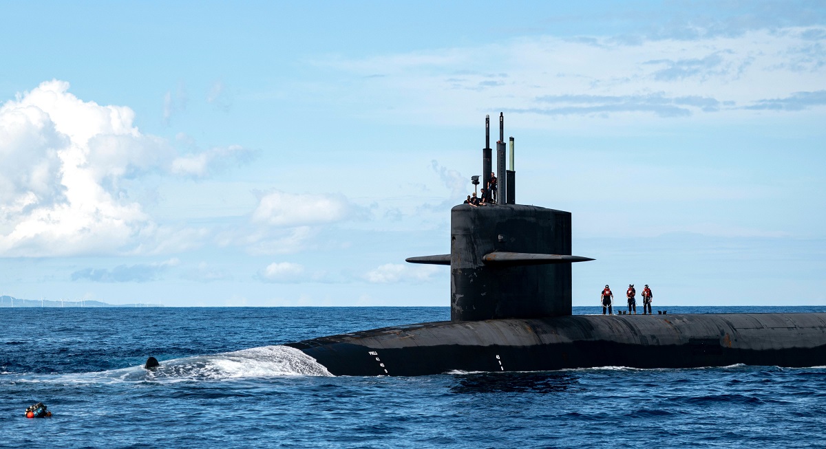 La Armada estadounidense recibirá fondos para construir un submarino nuclear de clase Columbia con misiles balísticos intercontinentales Trident II, a pesar del cierre del Gobierno. La Armada estadounidense recibirá fondos para construir un submarino nuclear de clase Columbia con misiles balísticos intercontinentales Trident II, a pesar del cierre del Gobierno.