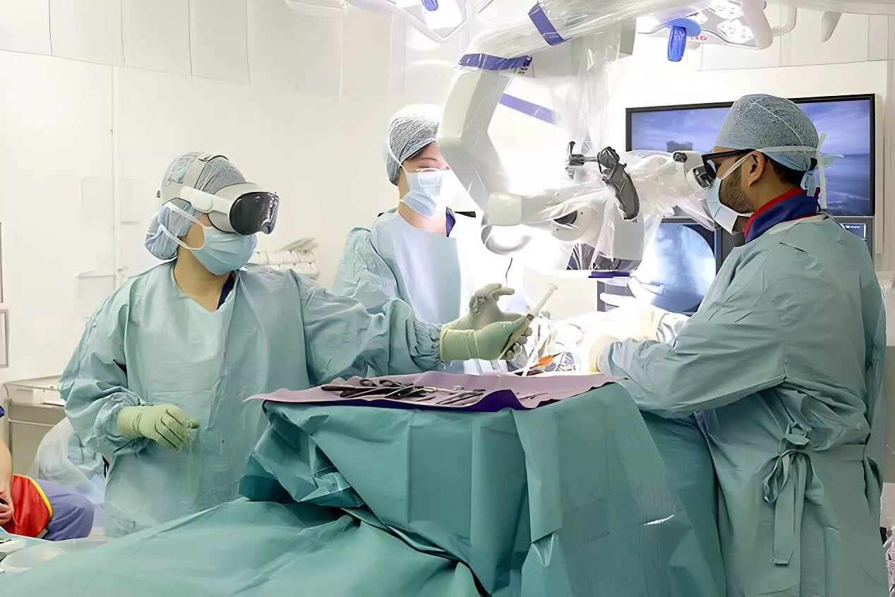 Los cirujanos realizan la primera operación en el Reino Unido con el casco Apple Vision Pro