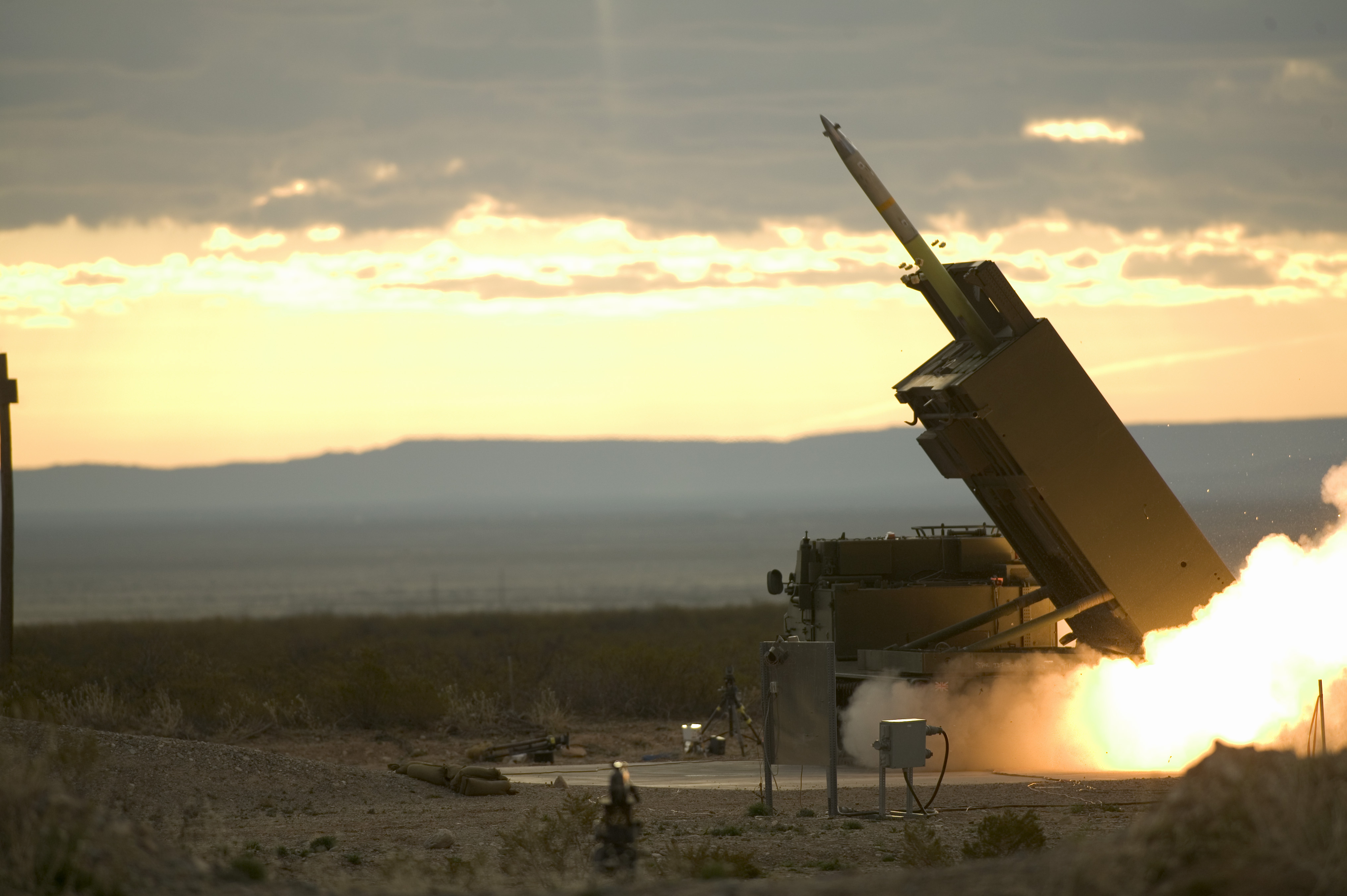 Gran Bretaña actualiza los sistemas de cohetes de lanzamiento múltiple M270 MLRS a M270A2 y obtiene cohetes GMLRS-ER y PrSM con alcances de lanzamiento de hasta 500 km Gran Bretaña actualiza los sistemas de cohetes de lanzamiento múltiple M270 MLRS a M270A2 y obtiene cohetes GMLRS-ER y PrSM con alcances de lanzamiento de hasta 500 km