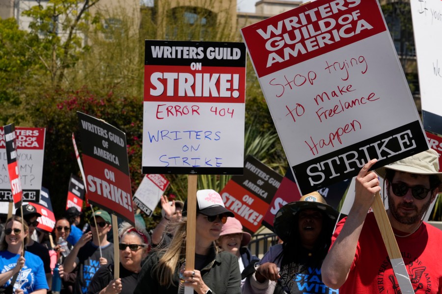 Los estudios de Hollywood han acordado proteger a los guionistas de la inteligencia artificial y subirles el sueldo Los estudios de Hollywood han acordado proteger a los guionistas de la inteligencia artificial y subirles el sueldo