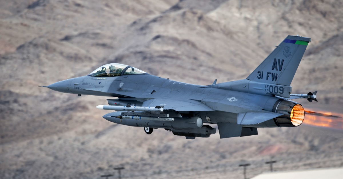 Un caza estadounidense F-16 Fighting Falcon destruye un dron turco por primera vez en la historia Un caza estadounidense F-16 Fighting Falcon destruye un dron turco por primera vez en la historia