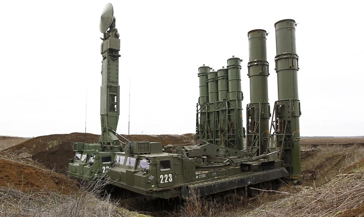 Las fuerzas de defensa ucranianas han destruido un rarísimo sistema ruso S-300V4 capaz de derribar misiles balísticos. Las fuerzas de defensa ucranianas han destruido un rarísimo sistema ruso S-300V4 capaz de derribar misiles balísticos.