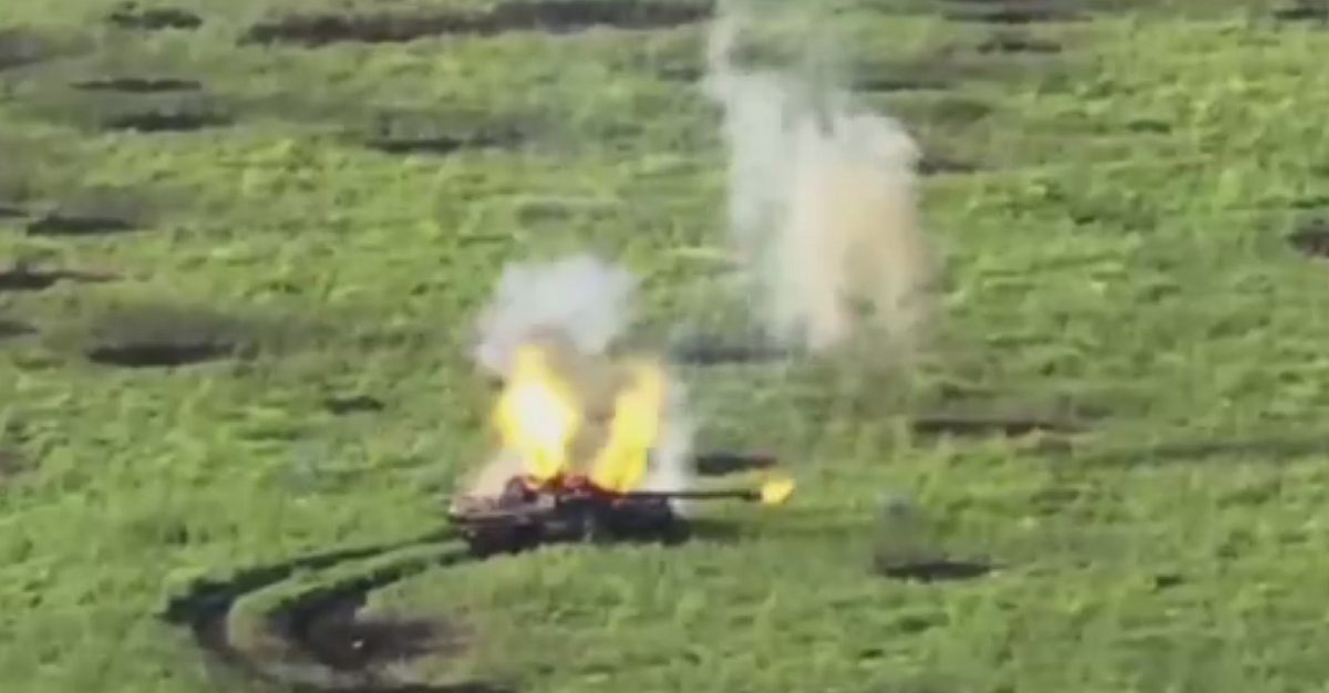 Un dron FPV ucraniano quema un tanque ruso T-80BV desde dentro, aterrizando precisamente en una escotilla abierta Un dron FPV ucraniano quema un tanque ruso T-80BV desde dentro, aterrizando precisamente en una escotilla abierta