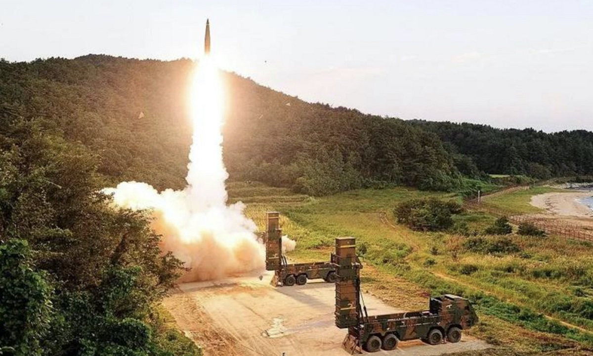 La República de Corea mostró sistemas de defensa aérea L-SAM, un misterioso UAV, tanques K2 y obuses K9, pero no el último misil balístico Hyunmoo V. La República de Corea mostró sistemas de defensa aérea L-SAM, un misterioso UAV, tanques K2 y obuses K9, pero no el último misil balístico Hyunmoo V.