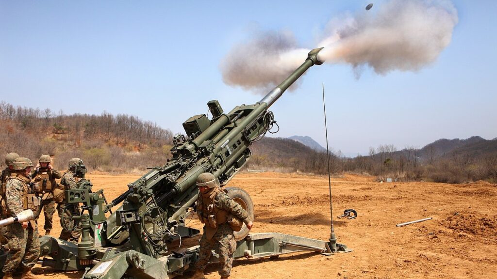 Artilleros ucranianos utilizan un dron para localizar un BMP-3 ruso oculto y destruirlo con un obús M777