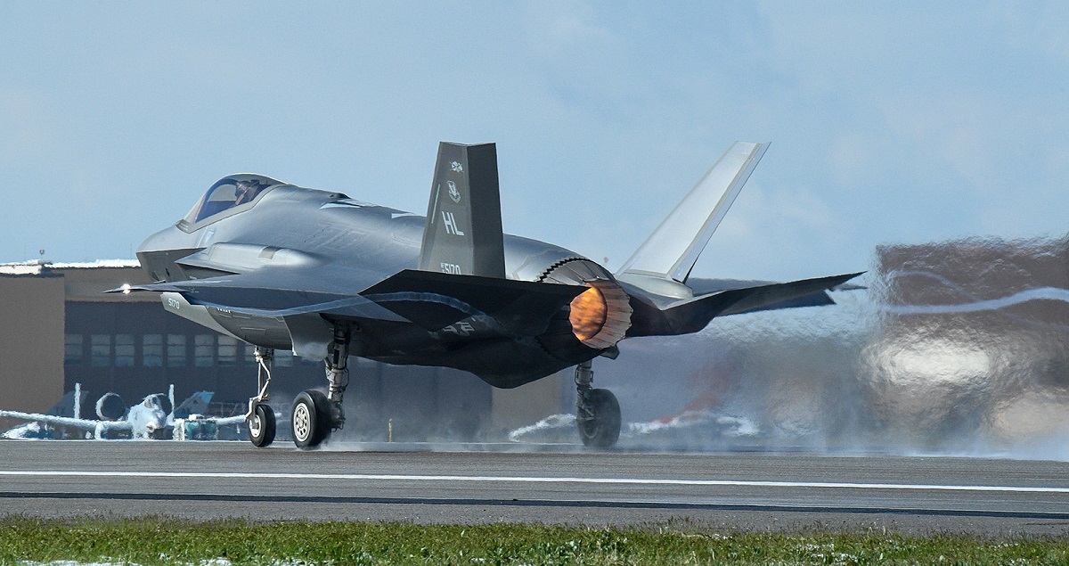 Un caza F-35A Lightning II de quinta generación valorado en 166 millones de dólares se estrelló en Utah debido a un fallo electrónico causado por turbulencias provocadas por el hombre Un caza F-35A Lightning II de quinta generación valorado en 166 millones de dólares se estrelló en Utah debido a un fallo electrónico causado por turbulencias provocadas por el hombre
