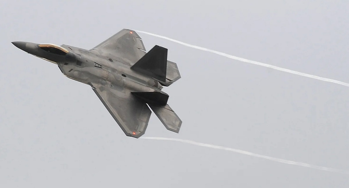 Lockheed Martin podría equipar el F-35 Lightning II y el F-16 Fighting Falcon con depósitos de combustible de baja resistencia y sigilosos diseñados para el F-22 Raptor. Lockheed Martin podría equipar el F-35 Lightning II y el F-16 Fighting Falcon con depósitos de combustible de baja resistencia y sigilosos diseñados para el F-22 Raptor.