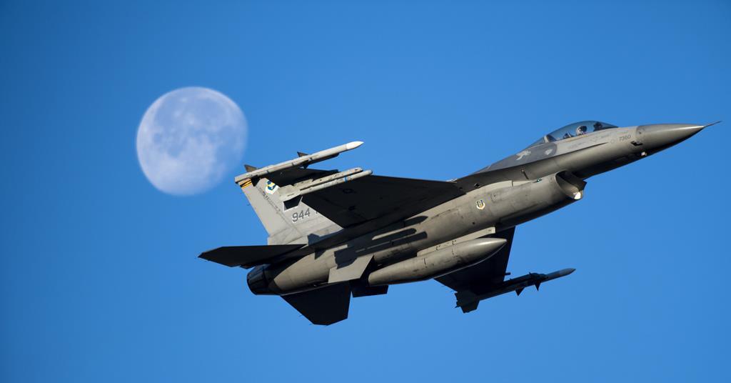 El F-16 Fighting Falcon mejorará la eficacia de los misiles AGM-88 HARM y las bombas inteligentes JDAM, que están en servicio en la Fuerza Aérea Ucraniana. El F-16 Fighting Falcon mejorará la eficacia de los misiles AGM-88 HARM y las bombas inteligentes JDAM, que están en servicio en la Fuerza Aérea Ucraniana.