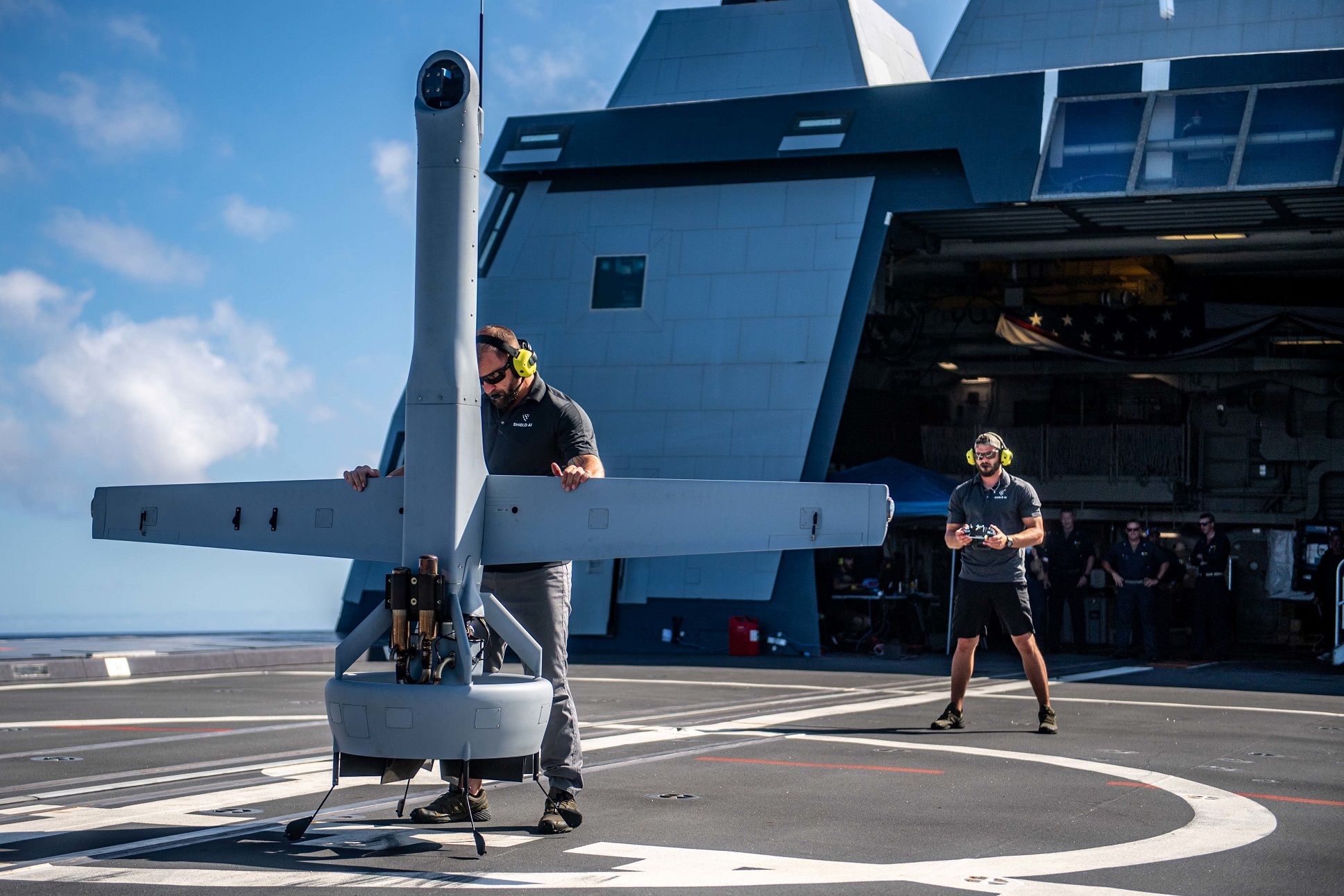 Shield AI ha probado un dron futurista V-BAT que puede despegar y aterrizar como los cohetes de SpaceX Shield AI ha probado un dron futurista V-BAT que puede despegar y aterrizar como los cohetes de SpaceX