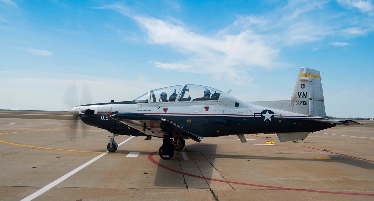 Las Fuerzas Aéreas de EE.UU. inspeccionarán 99 T-6 Texan II después de que una fuerte tormenta dañara al menos 12 aviones de entrenamiento en Oklahoma. Las Fuerzas Aéreas de EE.UU. inspeccionarán 99 T-6 Texan II después de que una fuerte tormenta dañara al menos 12 aviones de entrenamiento en Oklahoma.