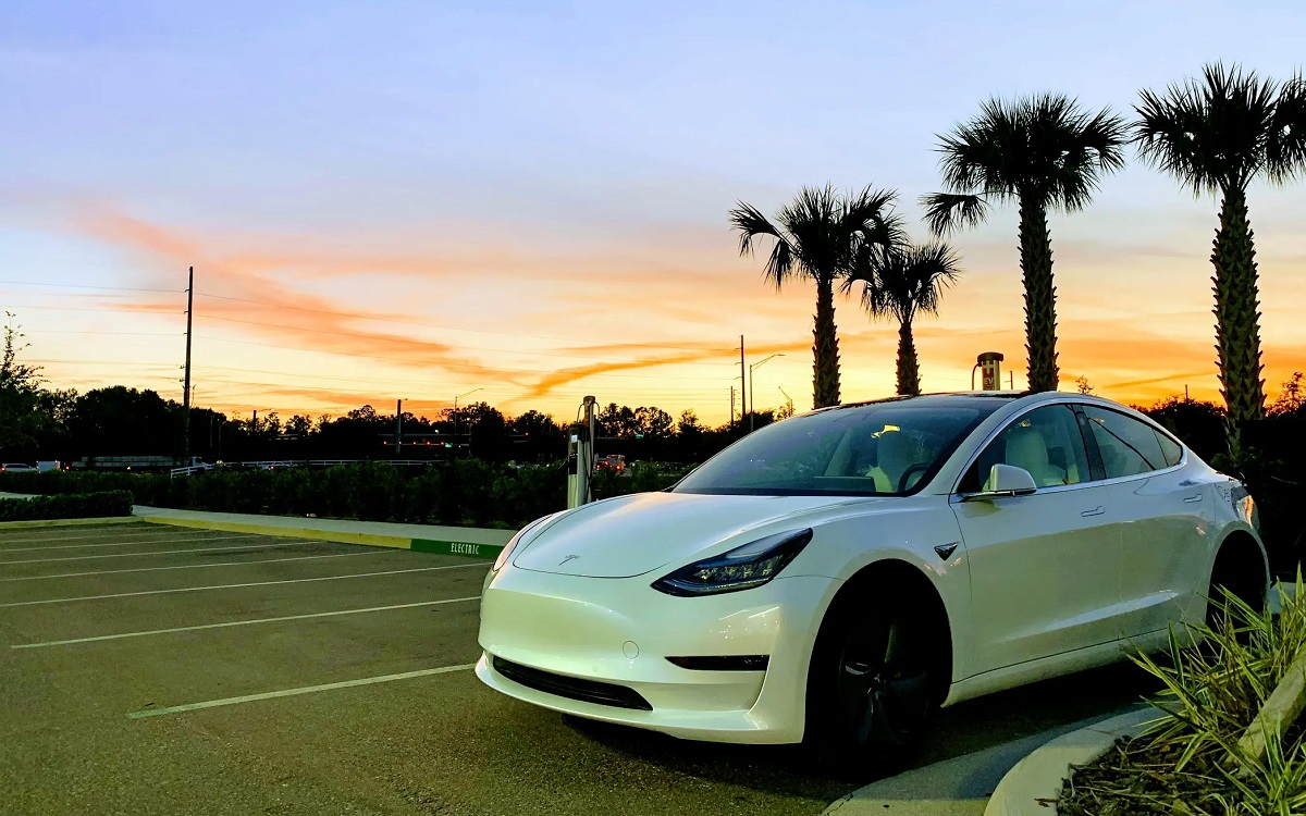 El Tesla Model 3 ya cuesta menos que el Toyota Camry: los californianos pueden comprar un coche eléctrico por 25.240 dólares El Tesla Model 3 ya cuesta menos que el Toyota Camry: los californianos pueden comprar un coche eléctrico por 25.240 dólares
