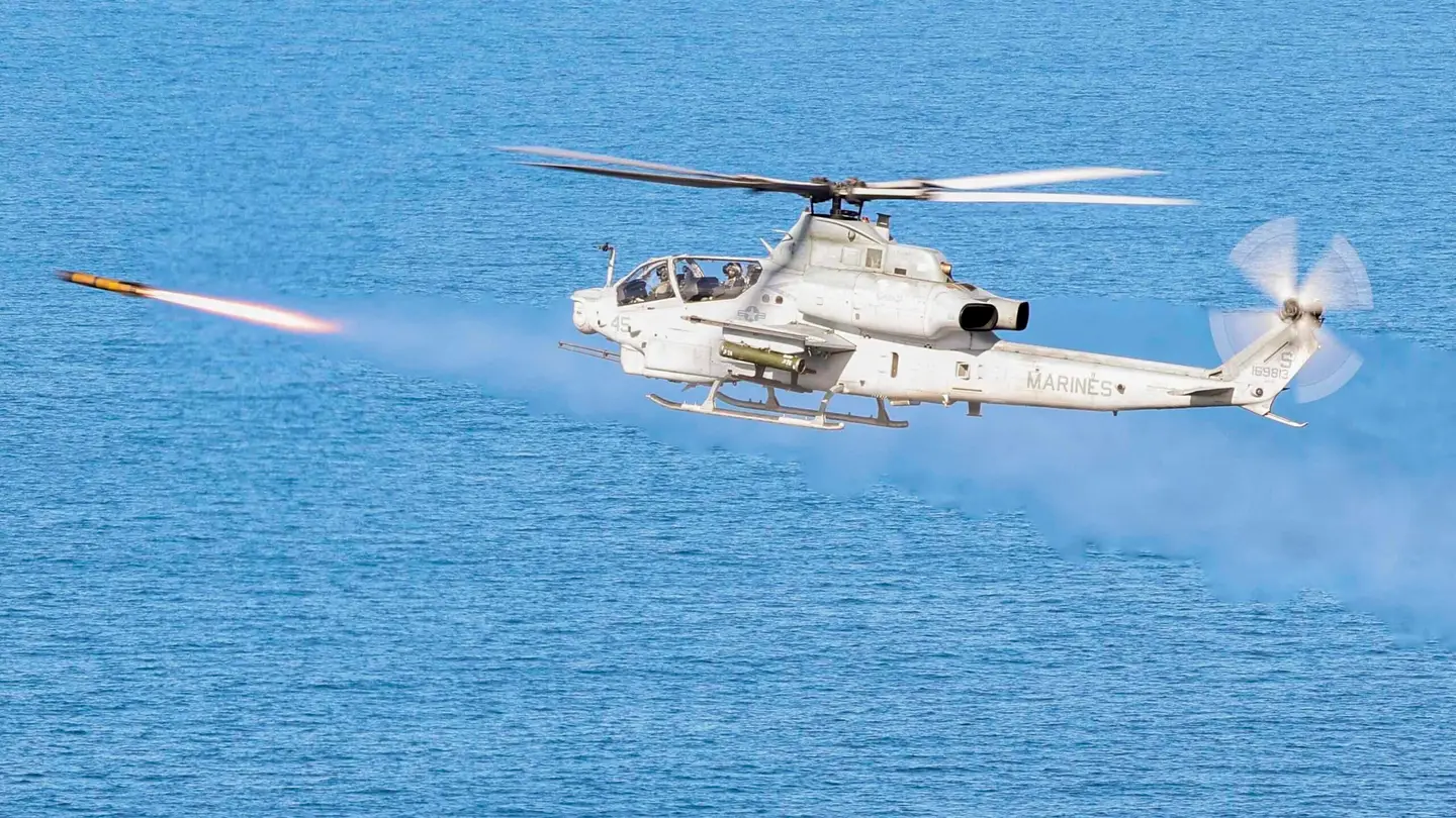 El Cuerpo de Marines equipará los helicópteros AH-1Z Viper con misiles AIM-9X Sidewinder Block II y AIM-120 AMRAAM con un alcance de lanzamiento de hasta 180 km. El Cuerpo de Marines equipará los helicópteros AH-1Z Viper con misiles AIM-9X Sidewinder Block II y AIM-120 AMRAAM con un alcance de lanzamiento de hasta 180 km.